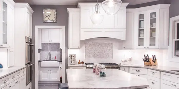 Ice White Shaker (AW) Cabinets